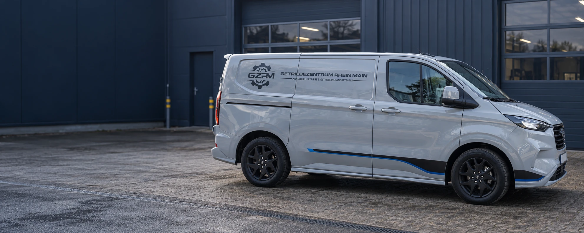 GZRM Transporter aus dem eigenen Fuhrpark vor der Halle