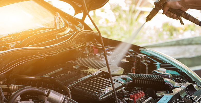 Wie reinige ich den Motor? Reinigung des Motorraums mit Wasser