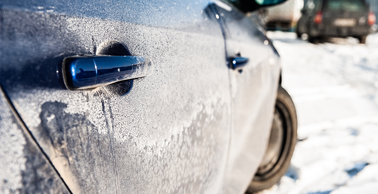 Blaues Auto steht im Schnee