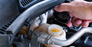Bremsflüssigkeit überprüfen: Bremsflüssigkeit wechseln: sicher Auto Fahren