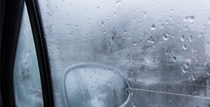 Was tun gegen beschlagene Fenster im Auto? Beschlagene Autofensterscheibe