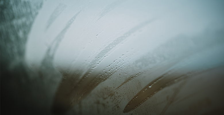 Was tun gegen beschlagene Fenster im Auto? Verschmierte und beschlagene Fensterscheibe