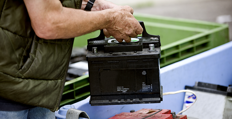 defekte Autobatterie kostengünstig kaufen und wechseln