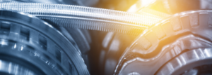 Der Stahlgürtel im CVT-Getriebe der Automobilübertragung in hellblauer Szene mit Lichteffekt.