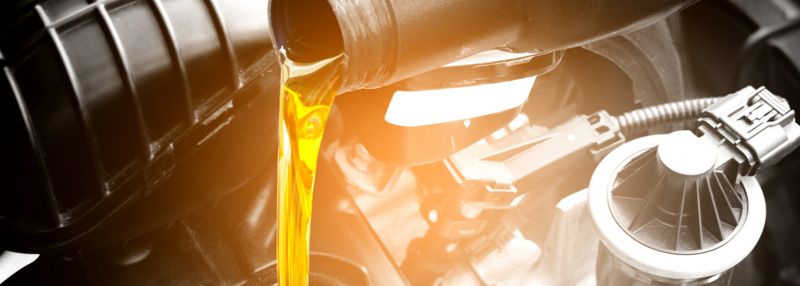 Öl wird in einen Motor gekippt - Öl ist wichtig für Getriebe