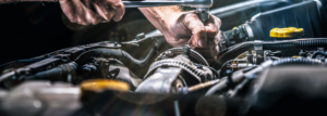 Automechaniker, der in der Mechanik arbeitet. Reparaturservice. authentischer Nahaufnahme